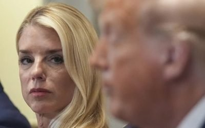 Trump ia în calcul demiterea procurorului general Pam Bondi Fostul președinte Donald Trump a discutat în privat despre posibilitatea de a o demite pe procurorul general Pam Bondi, înlocuind-o cu Lee Zeldin, administratorul Agenției pentru Protecția Mediului (EPA), potrivit unor surse apropiate situației