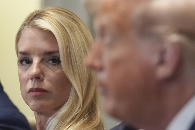 Trump ia în calcul demiterea procurorului general Pam Bondi Fostul președinte Donald Trump a discutat în privat despre posibilitatea de a o demite pe procurorul general Pam Bondi, înlocuind-o cu Lee Zeldin, administratorul Agenției pentru Protecția Mediului (EPA), potrivit unor surse apropiate situației