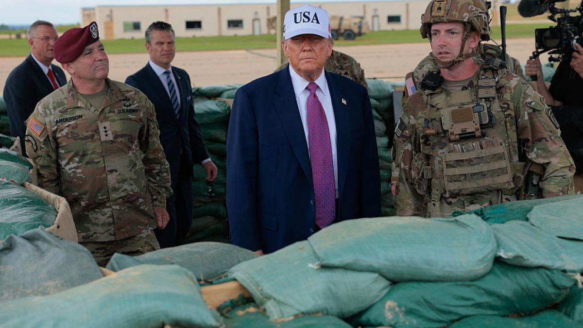 Donald Trump ia în considerare retragerea Statelor Unite din NATO Fostul președinte american Donald Trump a sugerat miercuri că ar putea retrage Statele Unite ale Americii din NATO, comparând alianța cu un „tigru de hârtie”