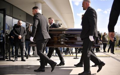 Sicriul lui Mircea Lucescu, depus pe Arena Națională: Românii își pot lua rămas bun de la legendarul antrenor Sicriul lui Mircea Lucescu a fost depus pe Arena Națională, miercuri, permițând oamenilor să aducă un ultim omagiu celui care a fost unul dintre cei mai mari antrenori de fotbal ai României și ai lumii