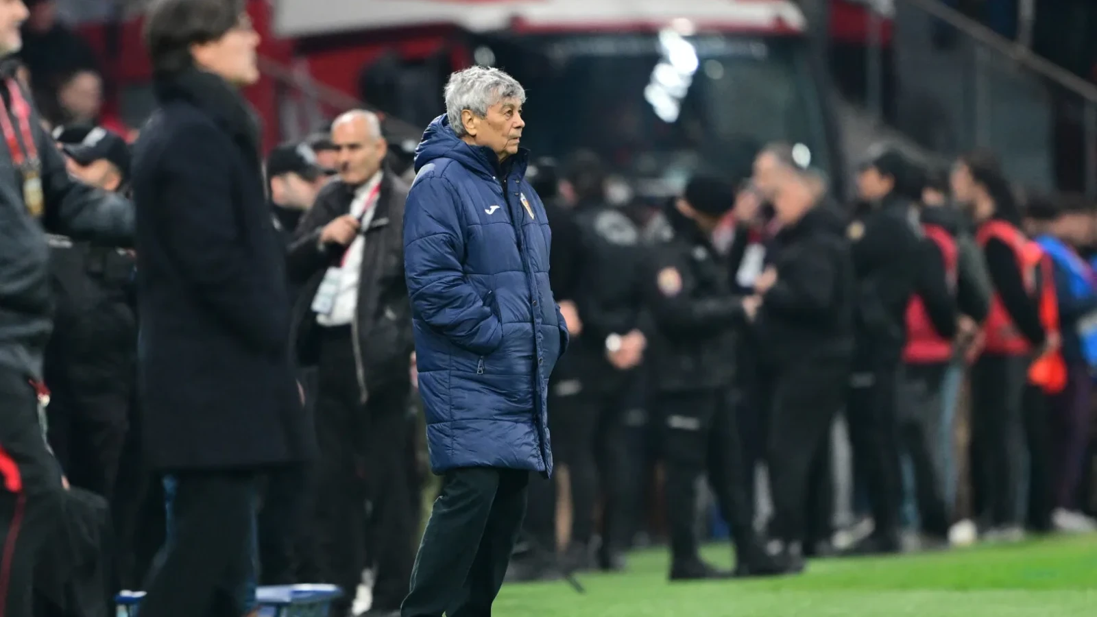 Alertă medicală pentru Mircea Lucescu: Fostul selecționer, în stare stabilă după un nou infarct În ultimele ore, starea de sănătate a fostului selecționer al României, Mircea Lucescu, a generat îngrijorare