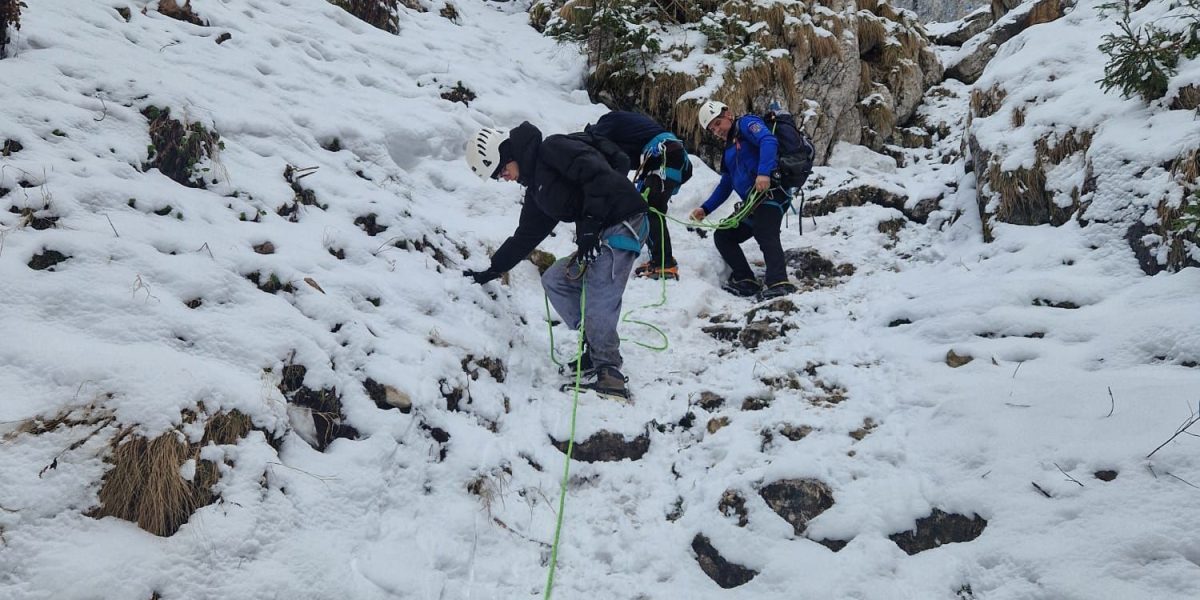 Doi turiști, salvați de Jandarmi în Piatra Craiului: Muntele, un pericol