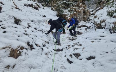 Doi turiști, salvați de Jandarmi în Piatra Craiului: Muntele, un pericol