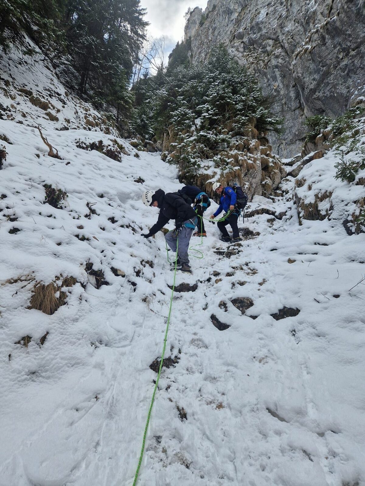 Doi turiști, salvați de Jandarmi în Piatra Craiului: Muntele, un pericol
