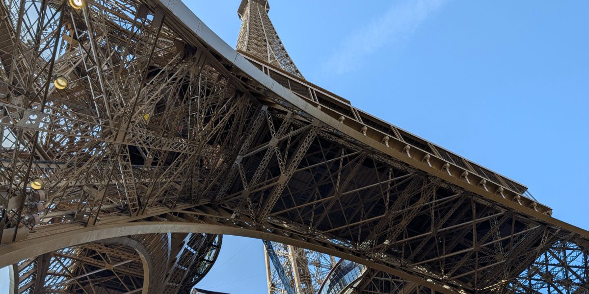 Bucăți din Turnul Eiffel, scoase la licitație la PARIS. Cât costă o felie de istorie?