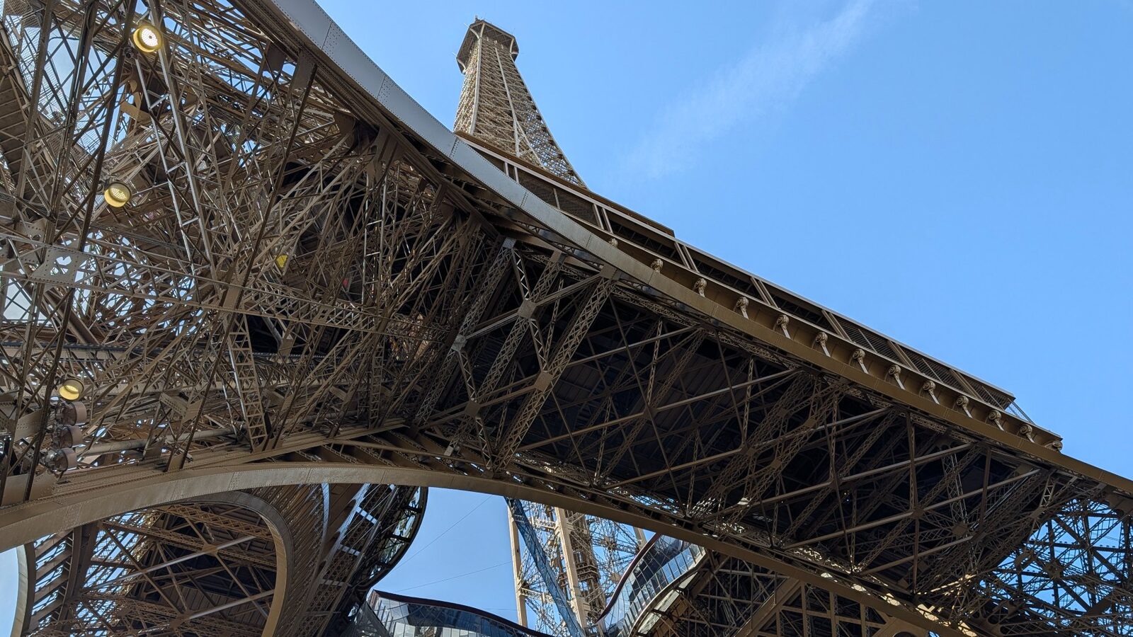 Bucăți din Turnul Eiffel, scoase la licitație la PARIS. Cât costă o felie de istorie?