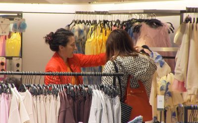 Cât cheltuiesc românii pentru haine de Paște: De la tradiție la trend