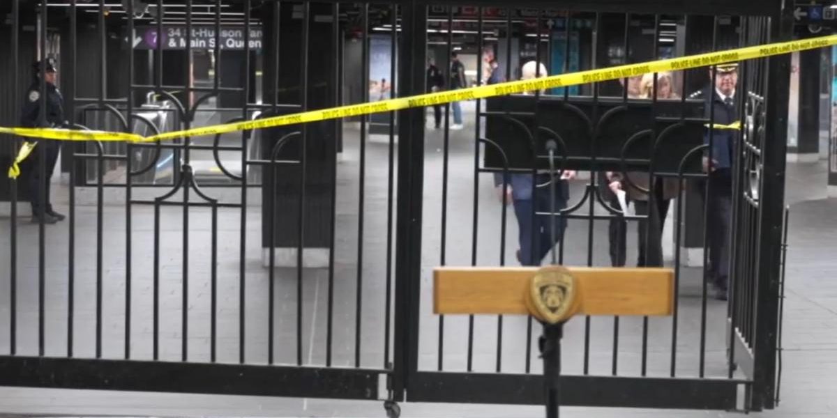 Bărbat împușcat mortal la METROUL din New York, după atac cu cuțit