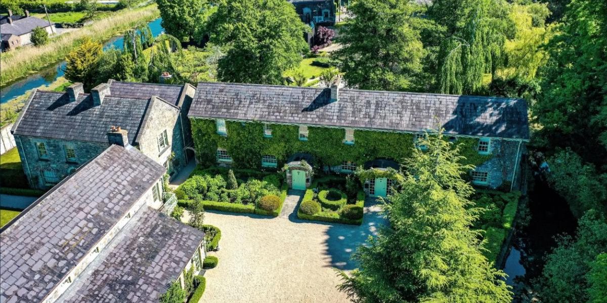 Sat întreg, scos la vânzare în Irlanda: Cât costă fostul cătun Ryanair