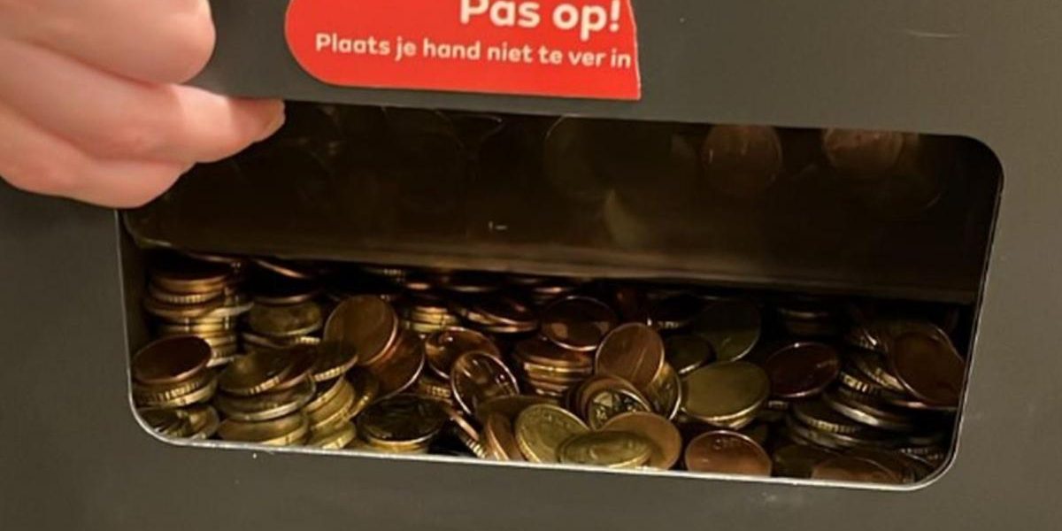 Bancomat din Rotterdam, surpriză! A început să scuipe monede, dar nimeni nu le-a ridicat