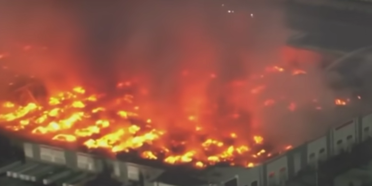 Bărbat a incendiat depozit imens de hârtie igienică: Ce l-a mânat în acțiune?