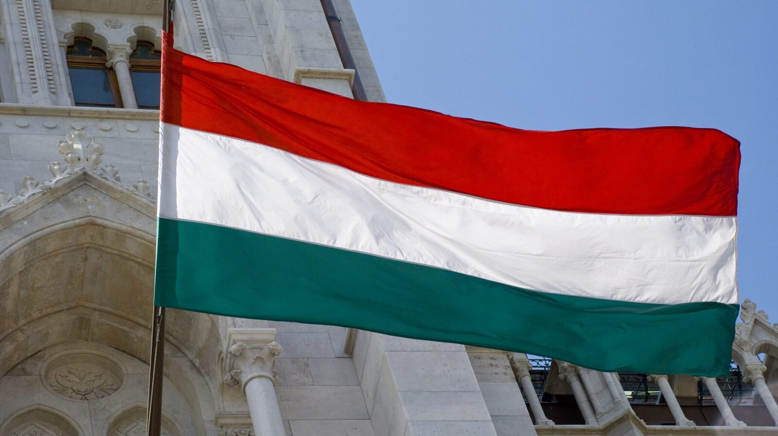 Restricții de circulație pentru camioane în Ungaria de Paște Ministerul Afacerilor Externe (MAE) informează cetățenii români care transportă mărfuri și intenționează să călătorească în Ungaria în perioada sărbătorilor pascale despre restricții de circulație instituite de autoritățile ungare