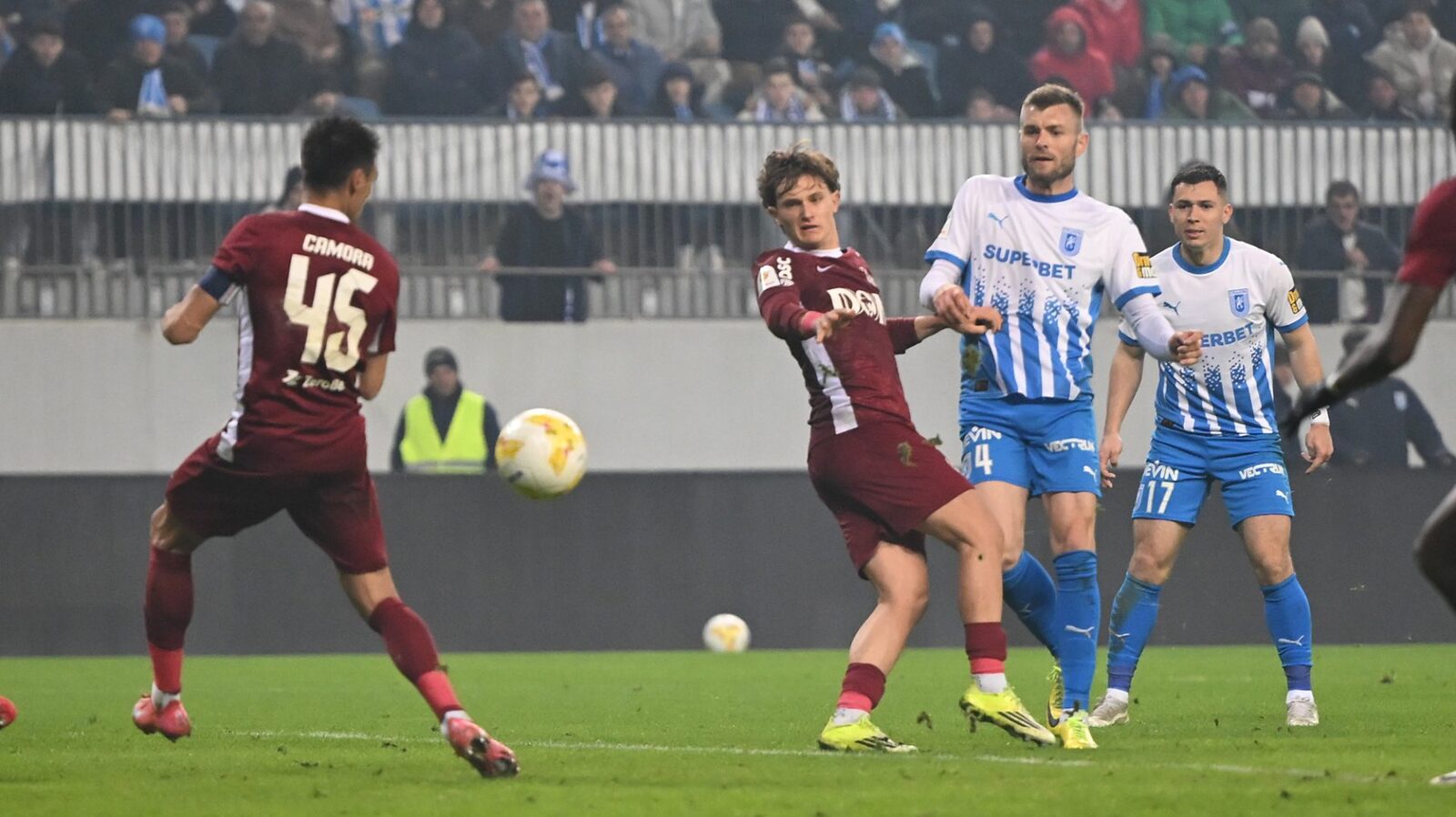 Universitatea CRAIOVA și CFR Cluj se înfruntă în etapa a treia din play-off-ul Superligii, pe stadionul „ION OBLEMENCO”, cu startul partidei programat la ora 20:30