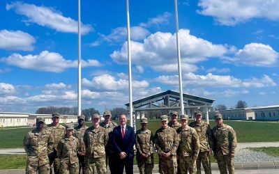 Ambasadorul SUA în România, Darryl Nirenberg, a vizitat trupele americane staționate la Baza Aeriană Mihail Kogălniceanu miercuri, 1 aprilie, subliniind parteneriatul strategic româno-american și importanța bazei pentru securitatea regională