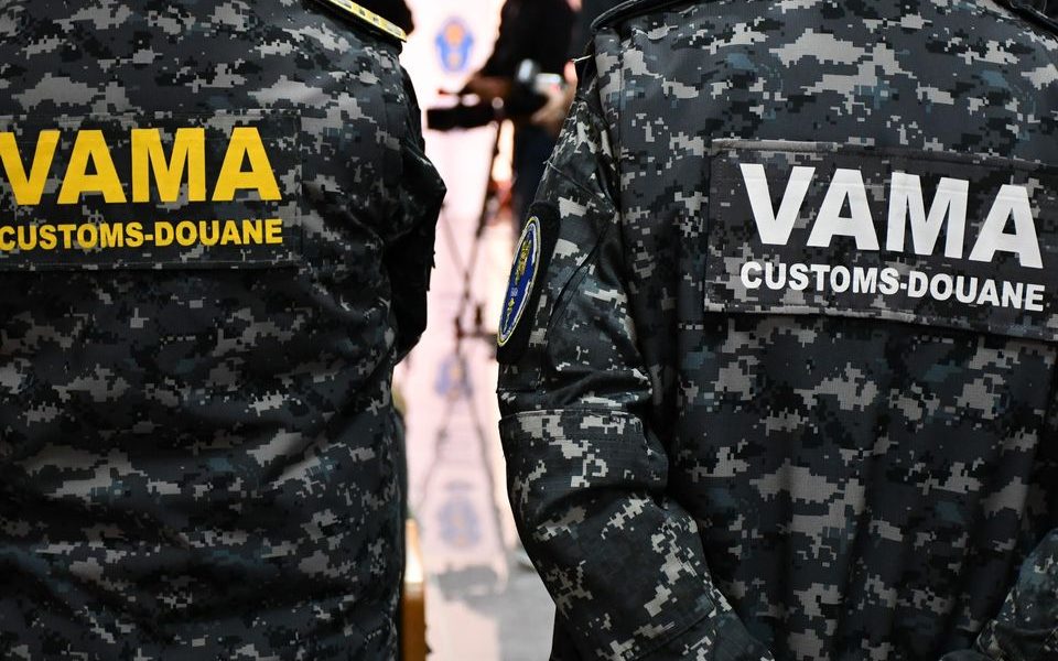 Bani ascunși: 3,1 milioane lei, descoperiți într-un camion