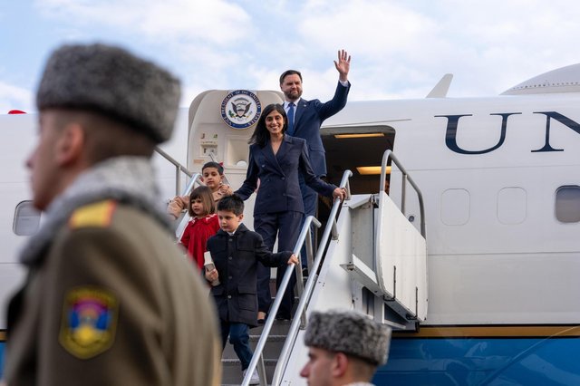 Vance în Ungaria: O Vizită Cu Conotații Politice Puternice înaintea Alegerilor București – Prezența lui JD Vance, un oficial american cu vederi conservatoare, în Ungaria, la începutul lunii aprilie, atrage atenția asupra susținerii externe de care beneficiază premierul Viktor Orbán, cu doar câteva zile înaintea alegerilor parlamentare