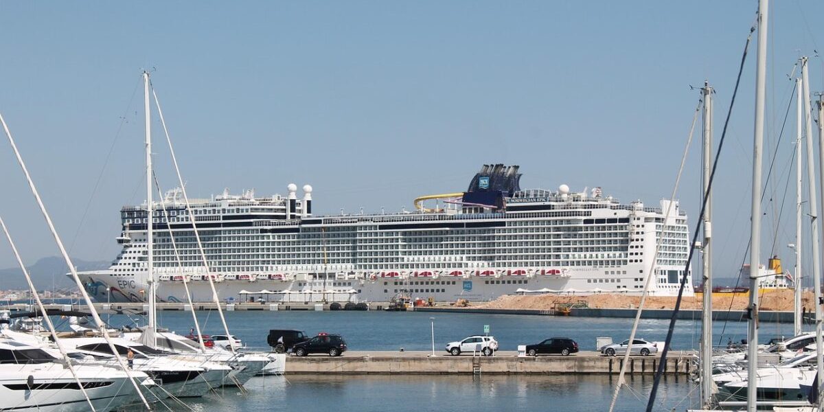 Vas de croazieră, curaj la Ormuz: Prima navă civilă, sfidare în plin război