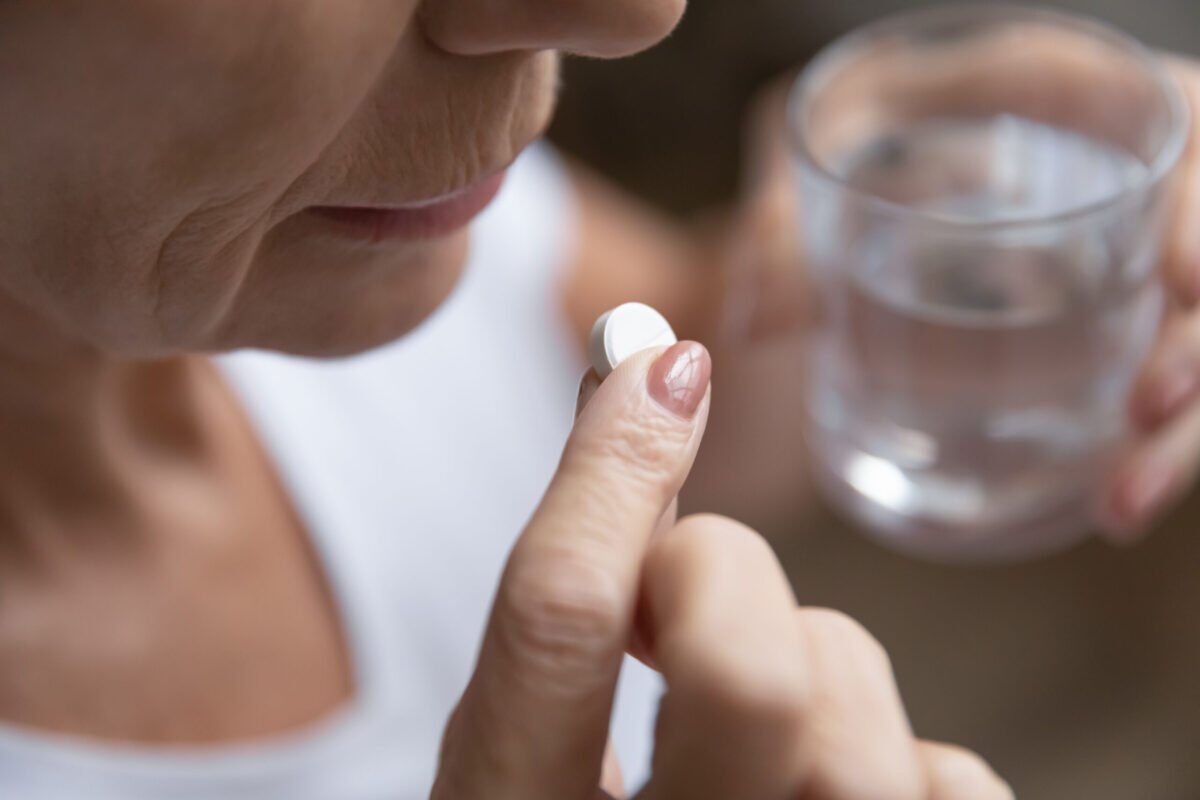 Vitamina D și Alzheimer: Un nou studiu arată o posibilă legătură Un studiu recent publicat în jurnalul Neurology a stârnit interesul cercetătorilor, sugerând o potențială legătură între nivelurile de vitamina D și acumularea unei proteine cheie asociată cu boala Alzheimer
