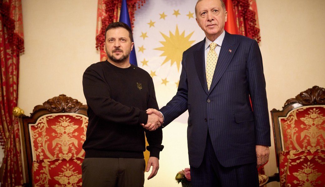 Zelenski, la Istanbul pentru discuții cu Erdogan; Cooperare pe securitate în prim-plan Președintele ucrainean, Volodimir Zelenski, a sosit sâmbătă la Istanbul pentru o întâlnire cu omologul său turc, Recep Tayyip Erdogan, conform anunțului făcut de administrația prezidențială de la Kiev
