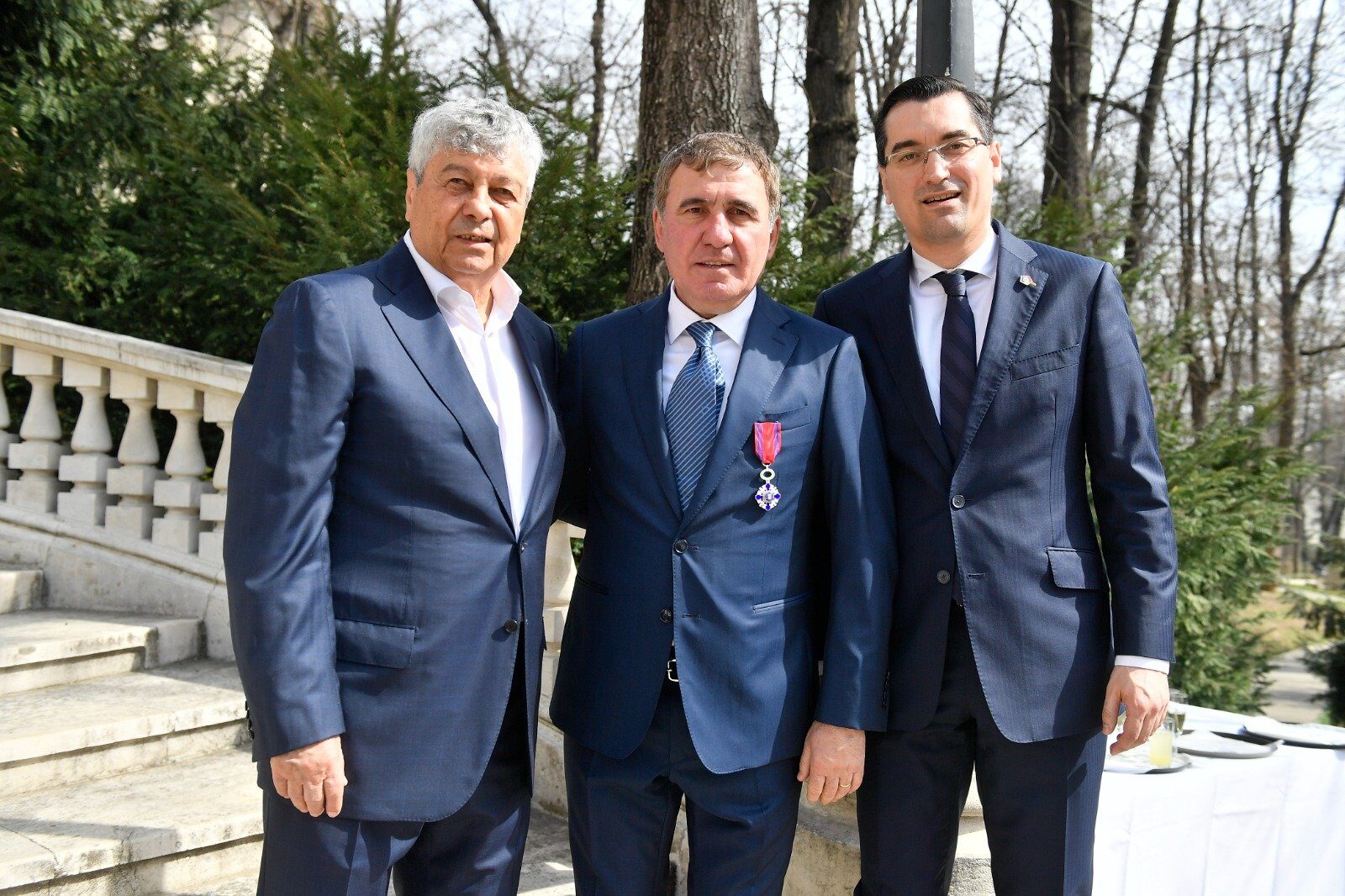 Mircea Lucescu, Vizitat la Spital și Dorit într-un Rol Nou la FRF, În Timpul în Care Se Caută un Nou Selecționer Mircea Lucescu, fostul selecționer al echipei naționale de fotbal a României, se află internat la Spitalul Universitar din București după ce a suferit o problemă medicală în timpul unui antrenament