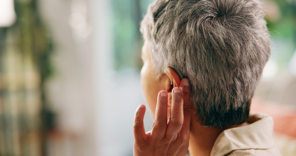 Probleme de auz? Cum recunoști semnele și ce poți face Problemele de auz, cunoscute sub numele de hipoacuzie, pot afecta pe oricine, dar adesea trec neobservate o perioadă lungă de timp