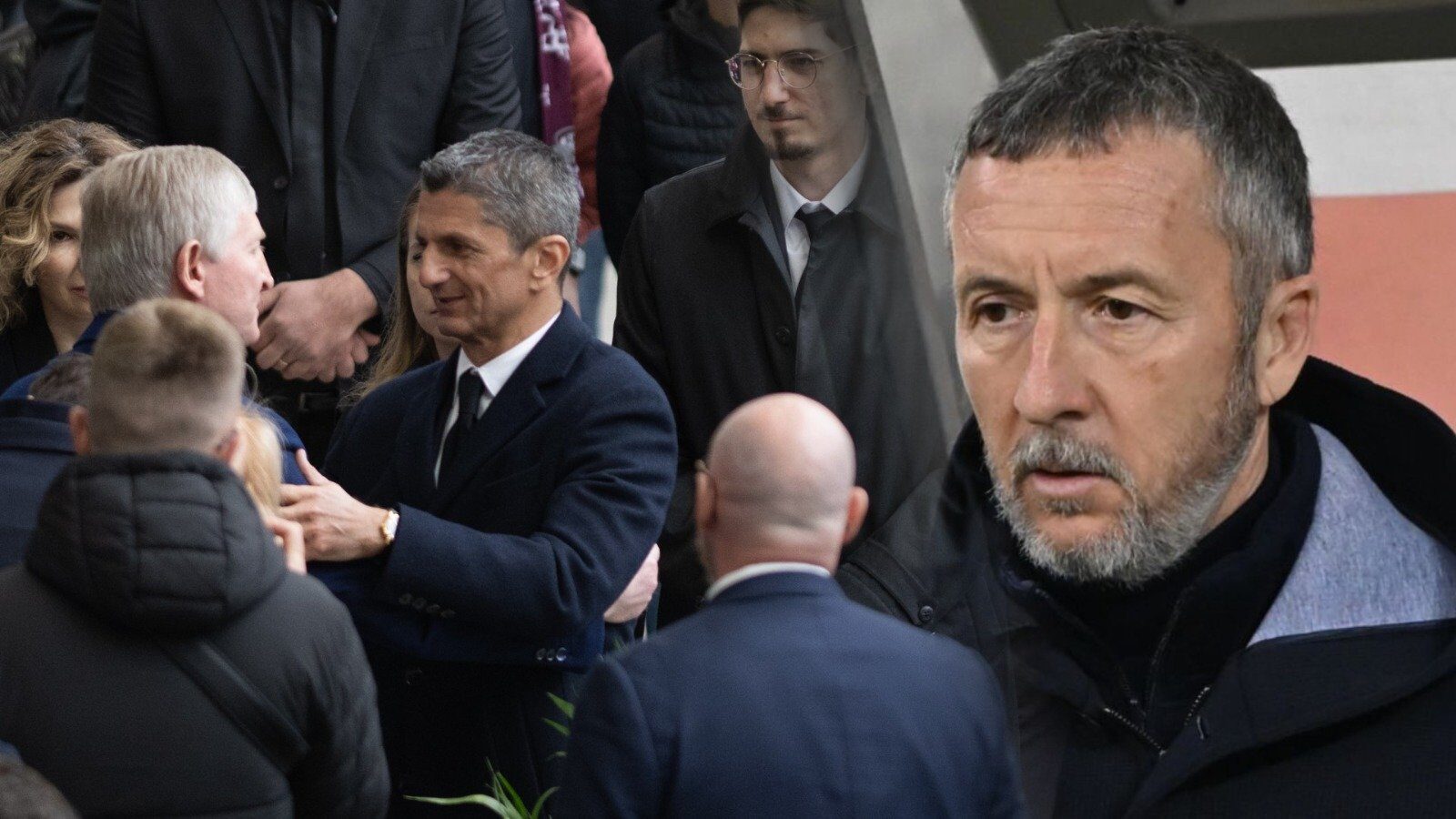 Aproximativ 15.000 de oameni au adus un ultim omagiu lui Mircea Lucescu la Arena Națională, în semn de respect pentru cariera și personalitatea antrenorului