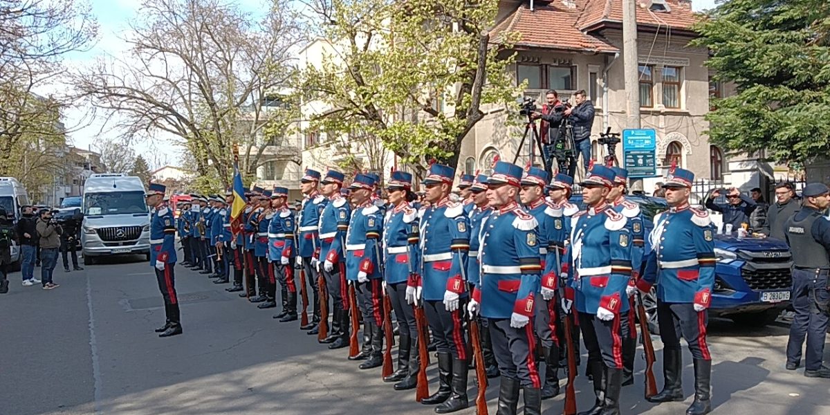 Trupul neînsuflețit al lui Mircea Lucescu este condus astăzi pe ultimul drum, după ce a fost depus la Biserica Sfântul Elefterie din București