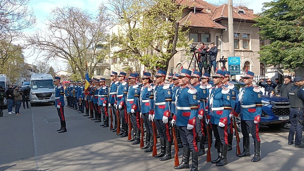 Trupul neînsuflețit al lui Mircea Lucescu este condus astăzi pe ultimul drum, după ce a fost depus la Biserica Sfântul Elefterie din București