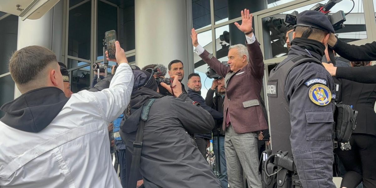 Guvernul, „găinile speriate” din politica românească, scârmă în țărână