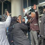 Guvernul, „găinile speriate” din politica românească, scârmă în țărână