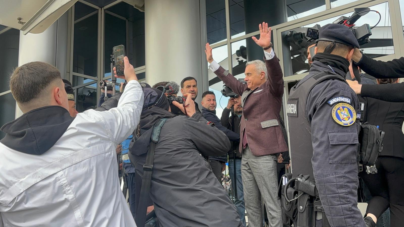 Guvernul, „găinile speriate” din politica românească, scârmă în țărână