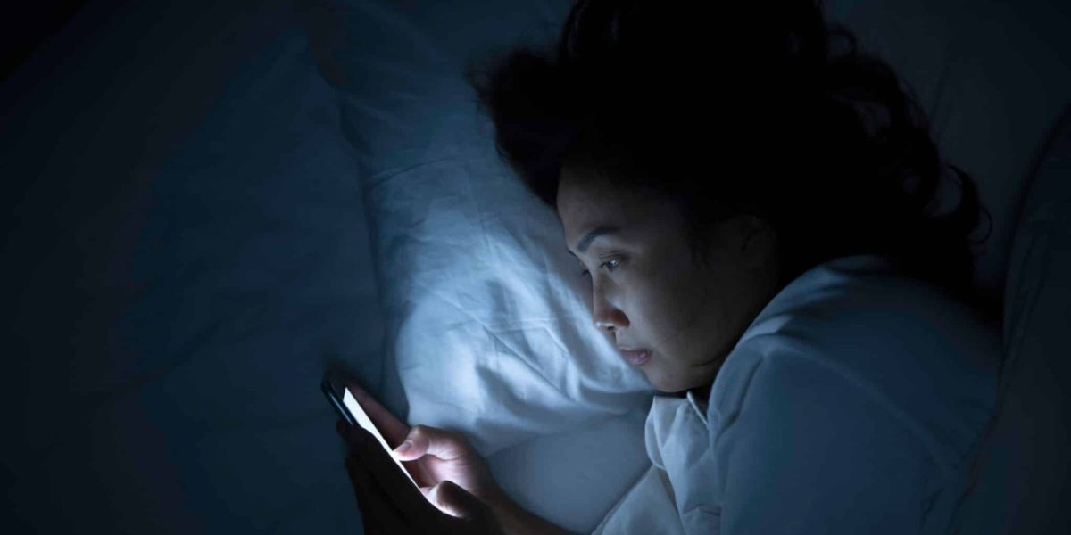 Obiceiul de noapte care zguduie România: Ce fac tot mai mulți români