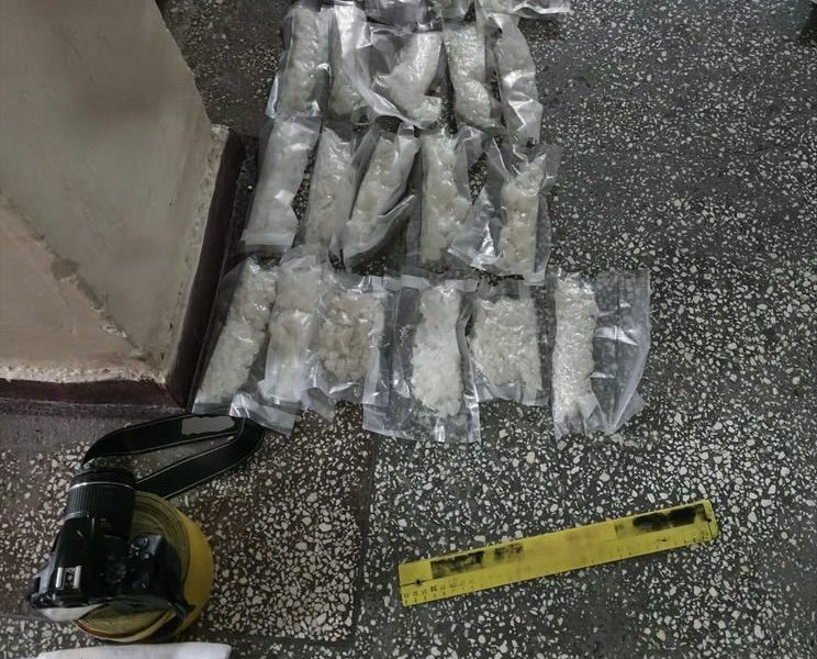 Opt kilograme de droguri de mare risc, descoperite de polițiști: Patru arestări