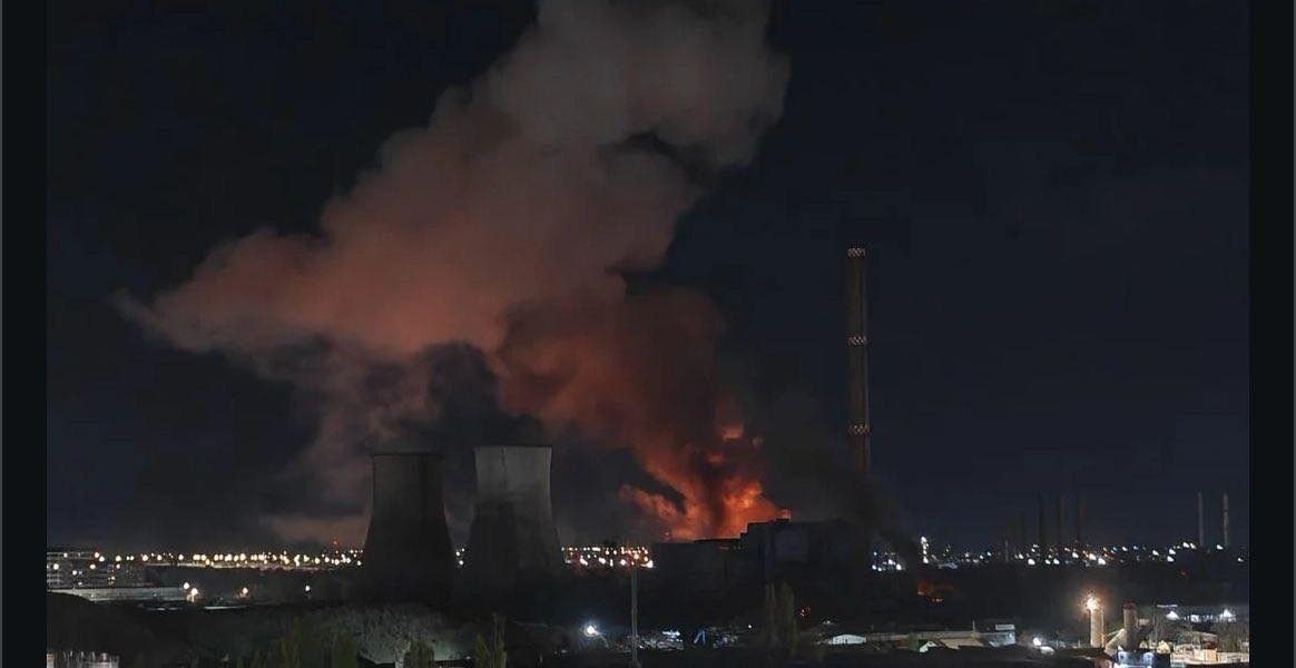 Arde un uriaș depozit de ulei: 30 de tone în flăcări, fără RO-Alert