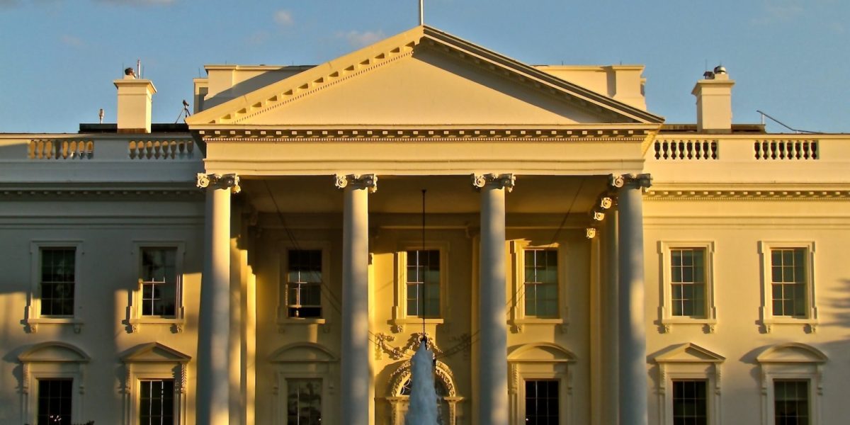 Casa Albă avertizează angajații să nu parieze cu informații confidențiale Oficialii de la Casa Albă au primit luna trecută un avertisment clar: este interzis să folosească informații guvernamentale nepublice pentru a paria pe platforme de predicții online