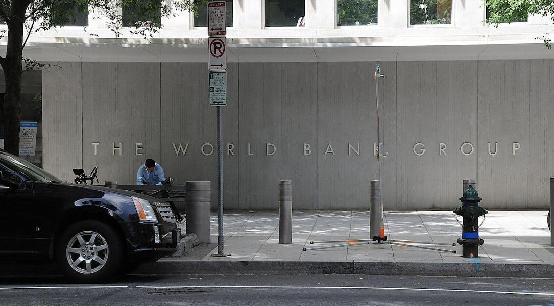 Banca Mondială acordă României un împrumut de 650 de milioane de dolari Banca Mondială a aprobat un împrumut de 650 de milioane de dolari pentru România, fonduri destinate consolidării sustenabilității fiscale, stimulării dezvoltării sectorului privat și creării de locuri de muncă