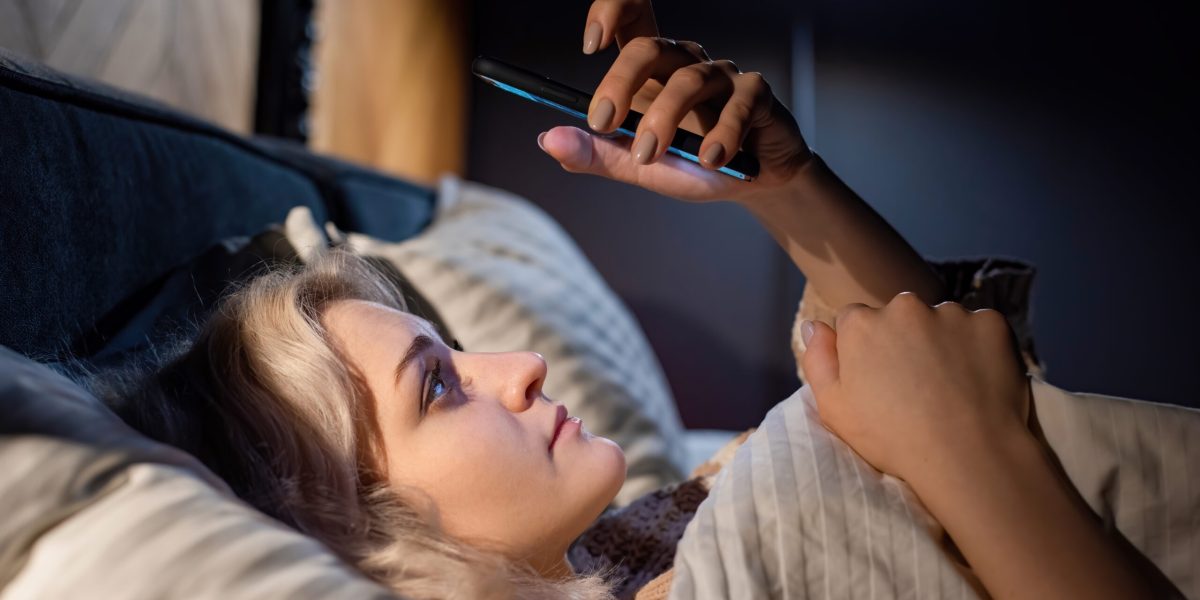 O pauză de la telefon îmbunătățește starea de spirit și reduce anxietatea, arată studiile Oamenii petrec, în medie, între patru și cinci ore pe zi pe telefonul mobil