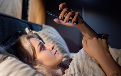 O pauză de la telefon îmbunătățește starea de spirit și reduce anxietatea, arată studiile Oamenii petrec, în medie, între patru și cinci ore pe zi pe telefonul mobil
