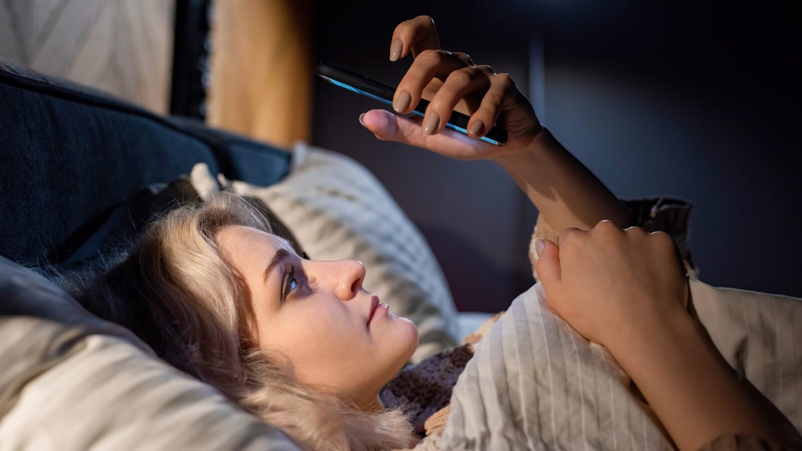 O pauză de la telefon îmbunătățește starea de spirit și reduce anxietatea, arată studiile Oamenii petrec, în medie, între patru și cinci ore pe zi pe telefonul mobil