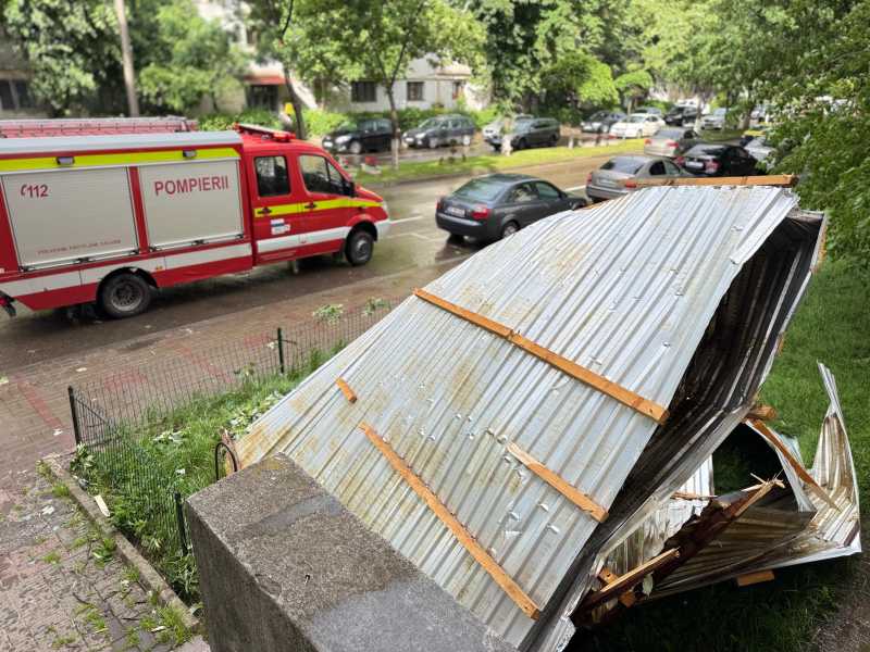 Botoșani: Vânt puternic, dezastru în județ – pompierii, la datorie!