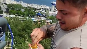 Bărbat, interzis pe rollercoaster după un gest șocant cu chicken nuggets