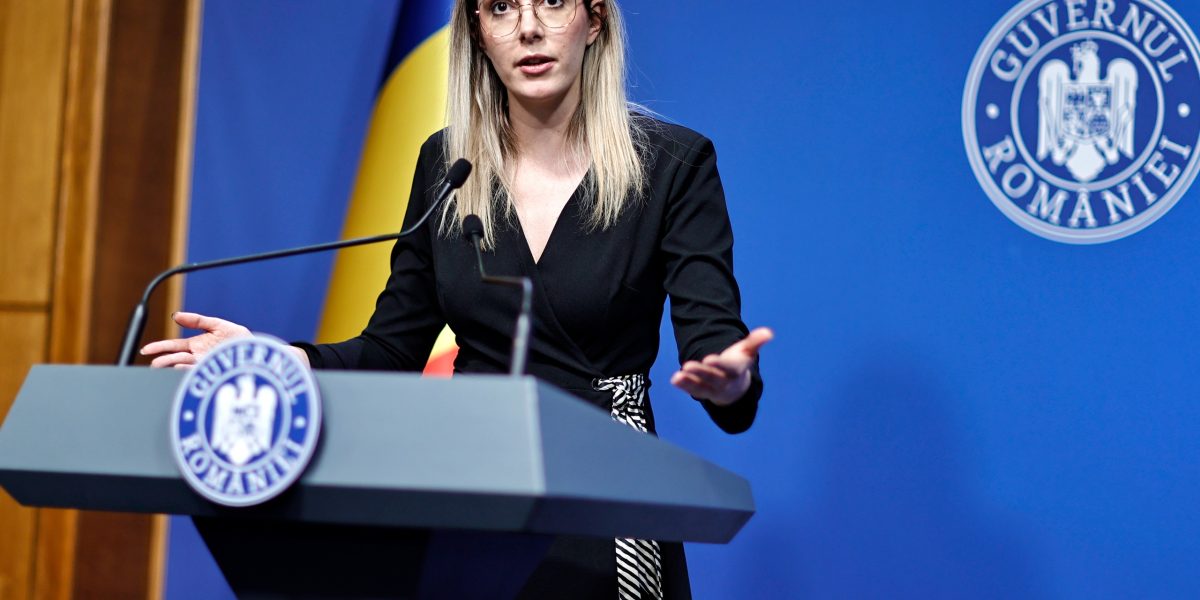 Un ministru USR rememorează demisia PSD: „Adu tu decența la masă” în Guvernul Bolojan