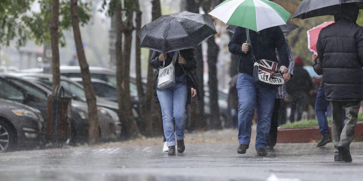 Cod galben de ploi și vânt puternic la București și Ilfov, vine frigul