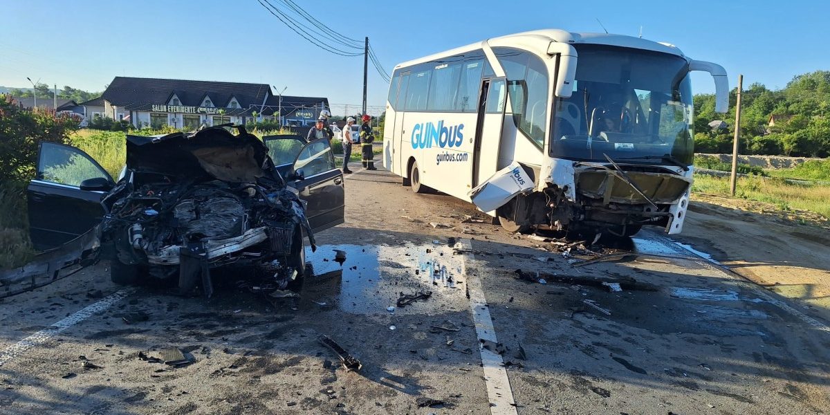 Accident grav: Autocar cu mineri, lovit de un șofer adormit la volan