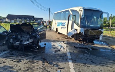 Accident grav: Autocar cu mineri, lovit de un șofer adormit la volan