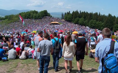 Sute de mii la Șumuleu Ciuc de Rusalii: Pelerinajul, încărcare sufletească în Europa