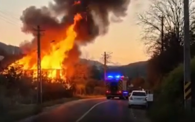 Incendiu violent în Slănic-Moldova: O casă, făcută scrum de flăcări
