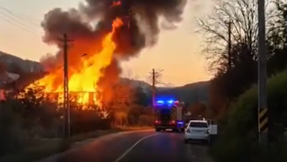 Incendiu violent în Slănic-Moldova: O casă, făcută scrum de flăcări