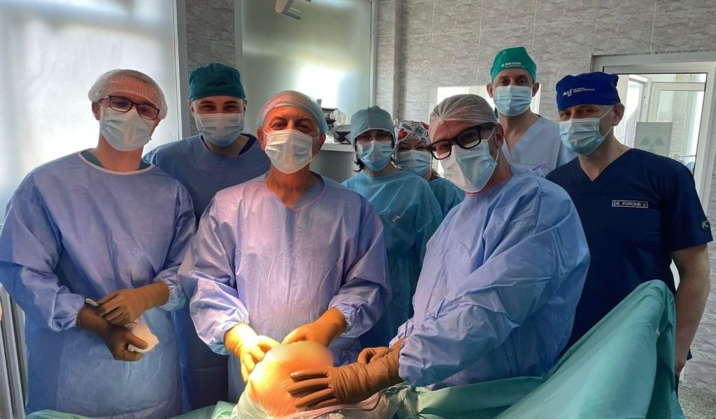 Artroplastii de genunchi în premieră la SJU Buzău, sub coordonarea prof. Cătălin Cîrstoiu