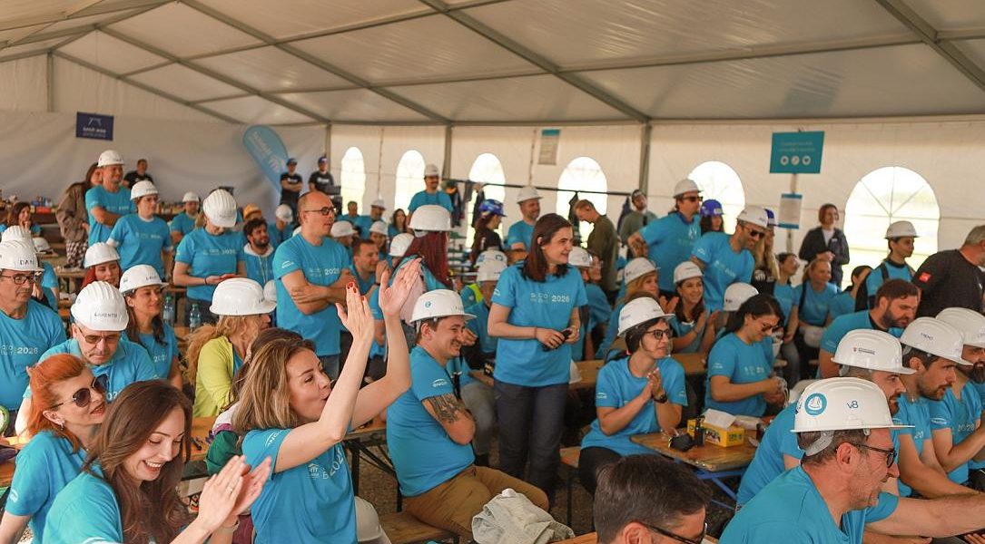 CEO-i din mari companii, mobilizați de Habitat for Humanity, construiesc case